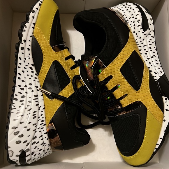 Steve Madden Shoes - STEVE MADDEN tennis shoes sneakers